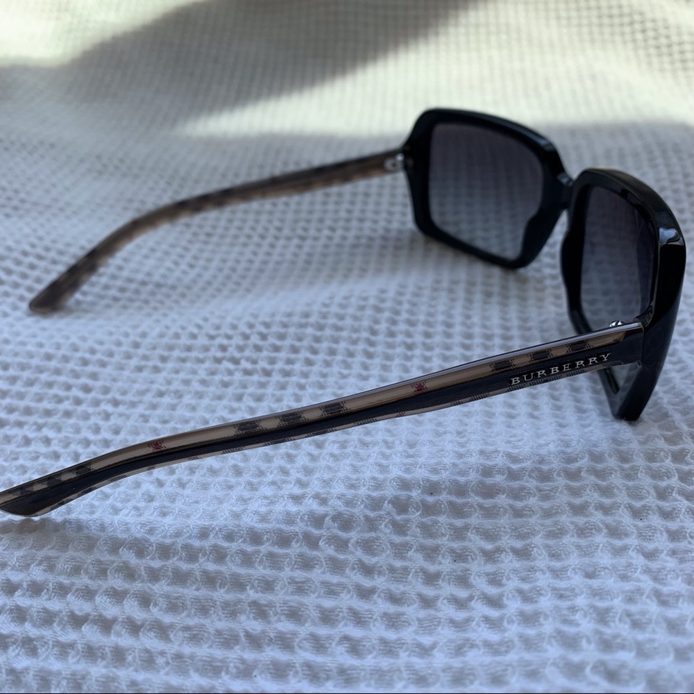 Burberry Sunglasses Rectangular Black Frame With … - image 8